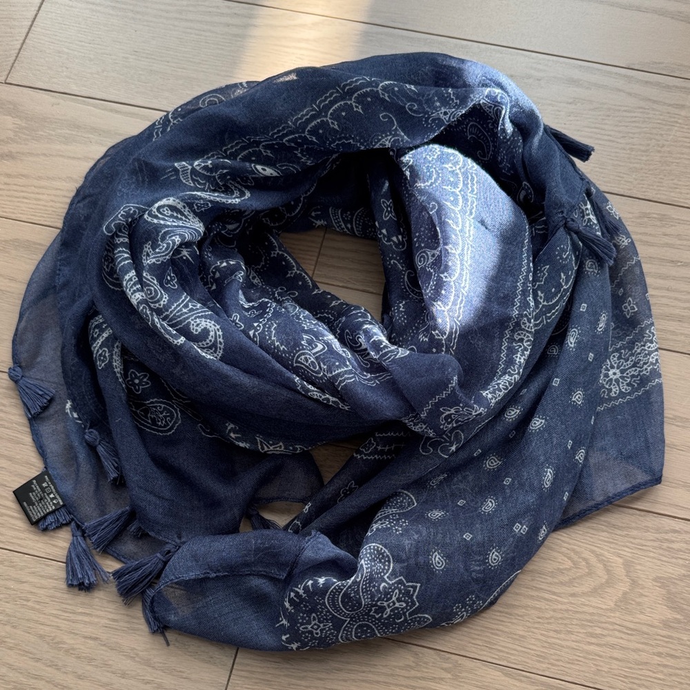 D&Y Blue Paisley Patterned scarf/sarong